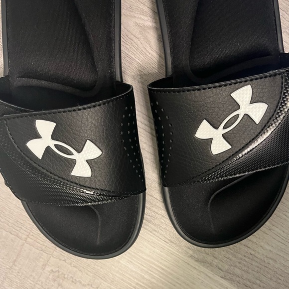 NWOT UNDER ARMOUR Cushioned Slides Sz: Mens (7) Women’s (8) - Picture 4 of 14
